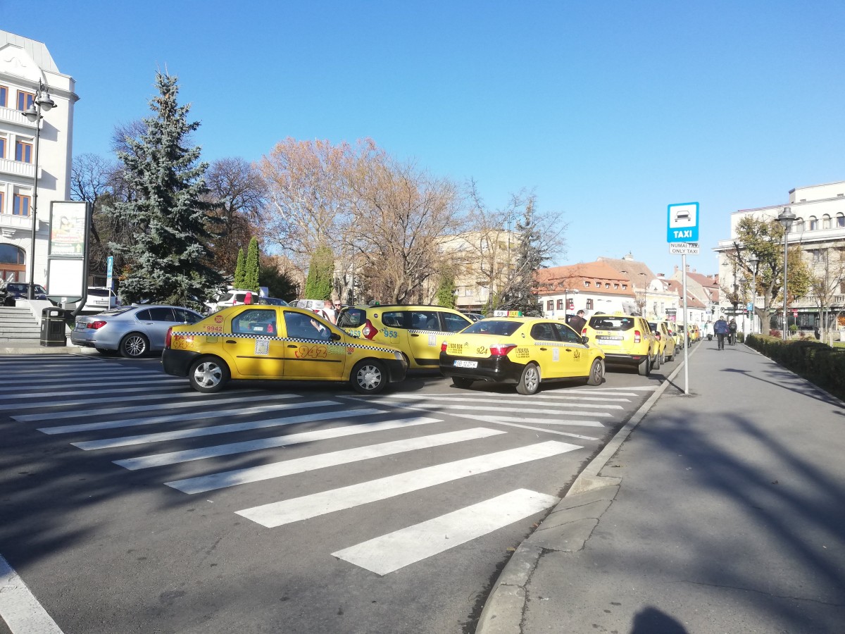 Taximetriștii opresc unde vor, Poliția îi amendează, ei ridică din umeri. ”Ne înjură șoferii, dar nu avem ce face”