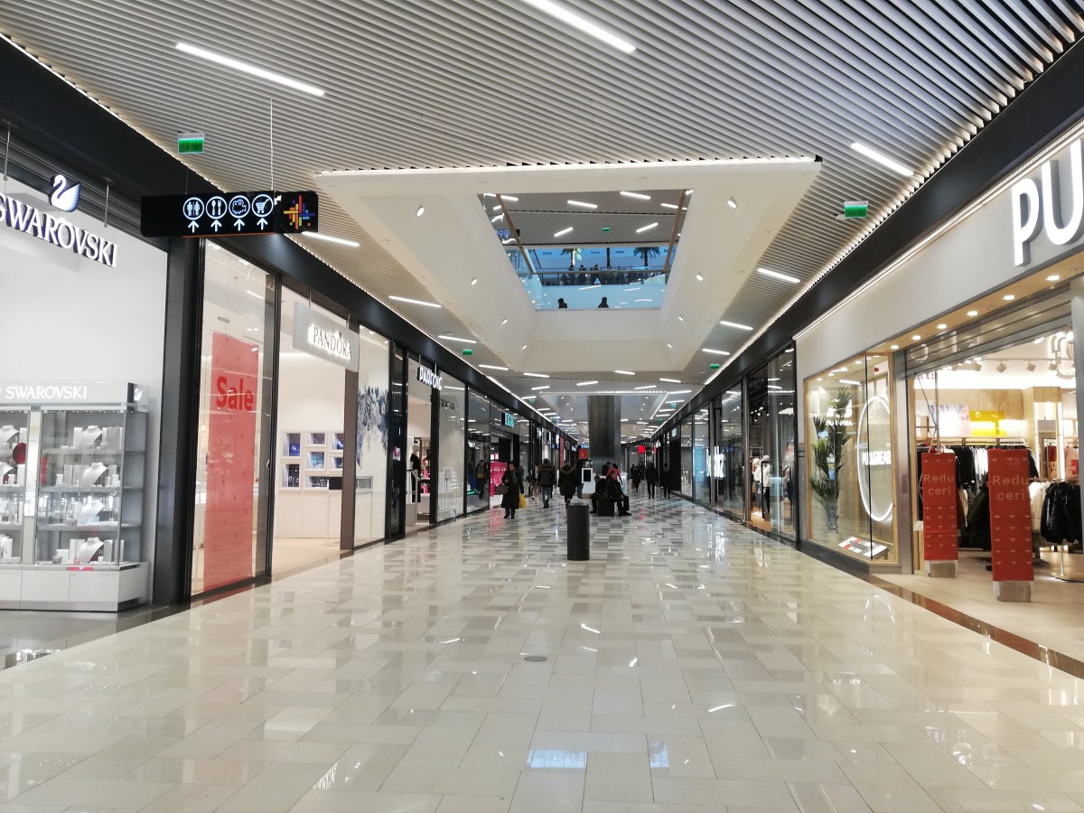 Angajații de la parterul noului mall lucrează în frig. „Ni se tot promite că se rezolvă, dar nu se schimbă nimic”