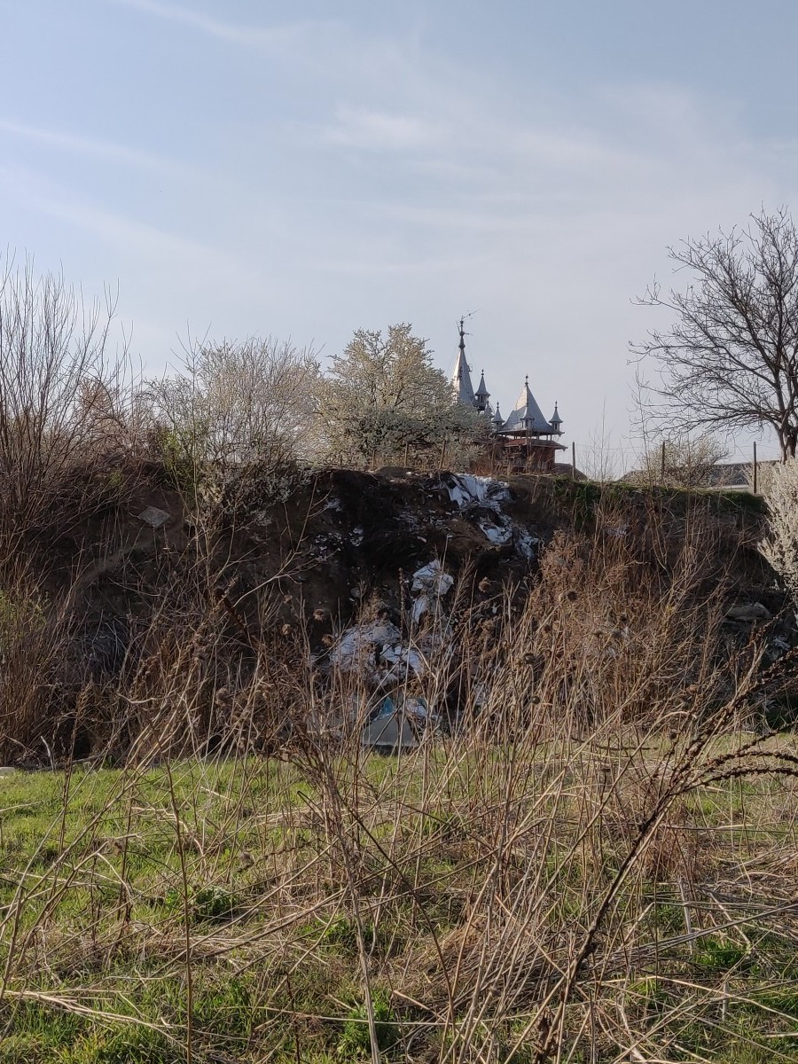 FOTO Malurile Cibinului, inundate de gunoaie. Nu pot fi strânse, pentru că proprietarii terenurilor din jur sunt în carantină