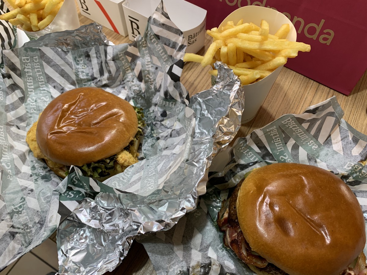 Știe Sasu și cu burgerii