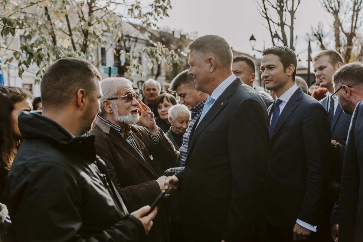 Klaus Iohannis, în dialog cu cetățenii: Nimeni nu a reușit să-i îngenuncheze pe români și PSD în veci pururi nu va reuși
