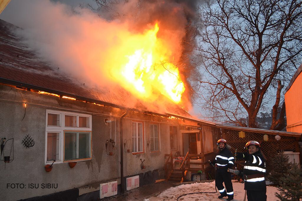 Incendiu la Mediaș. A ars acoperișul unei case | foto