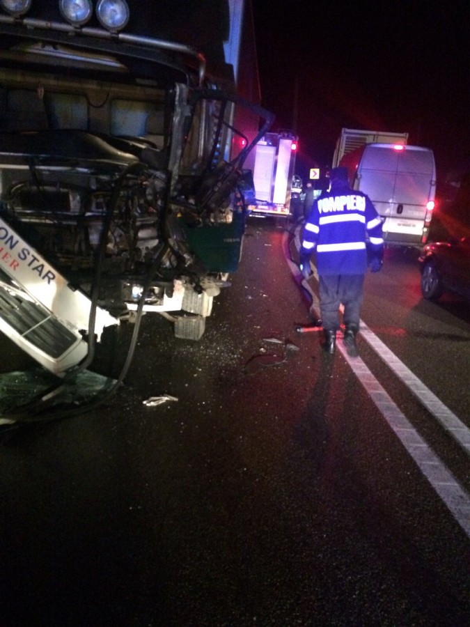 Accident pe Valea Oltului între două TIR-uri. Trafic îngreunat