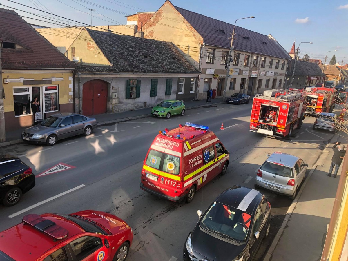 VIDEO/ Hornul unei case de pe Strada Lungă a luat foc