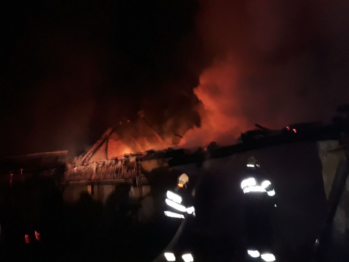 Acoperișul unei case din Dârlos a luat foc