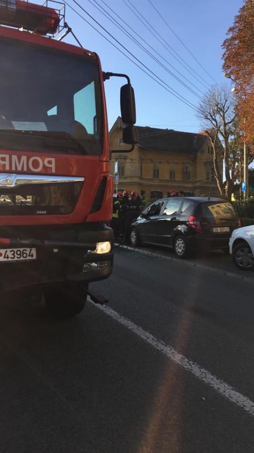Un Mercedes a luat foc pe Noica