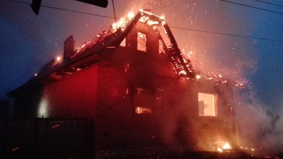Unul din bărbații care au suferit arsuri în incendiul de la Ighișu Nou a decedat. Un altul este în stare gravă la București