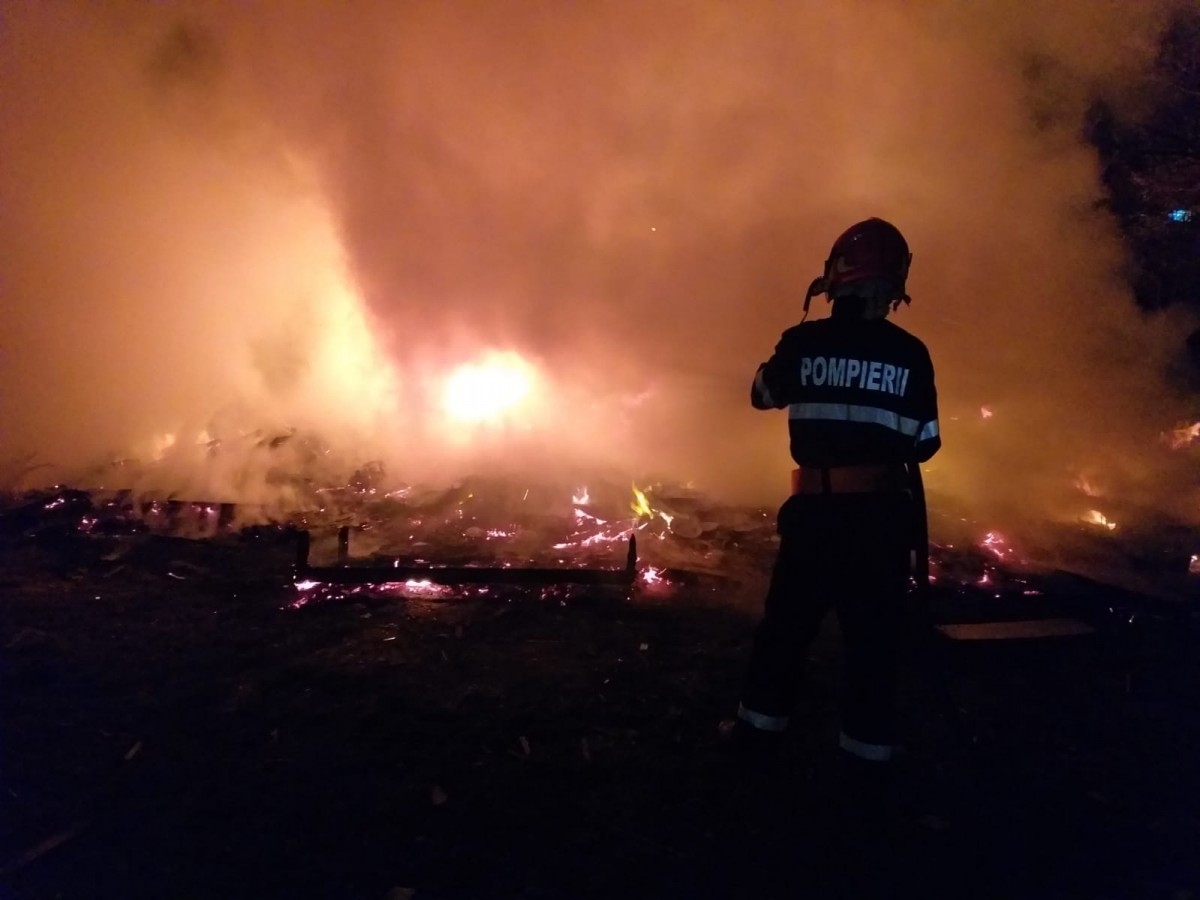 Incendiu pe Calea Cisnădiei. Au ars 1000 kg de deșeuri