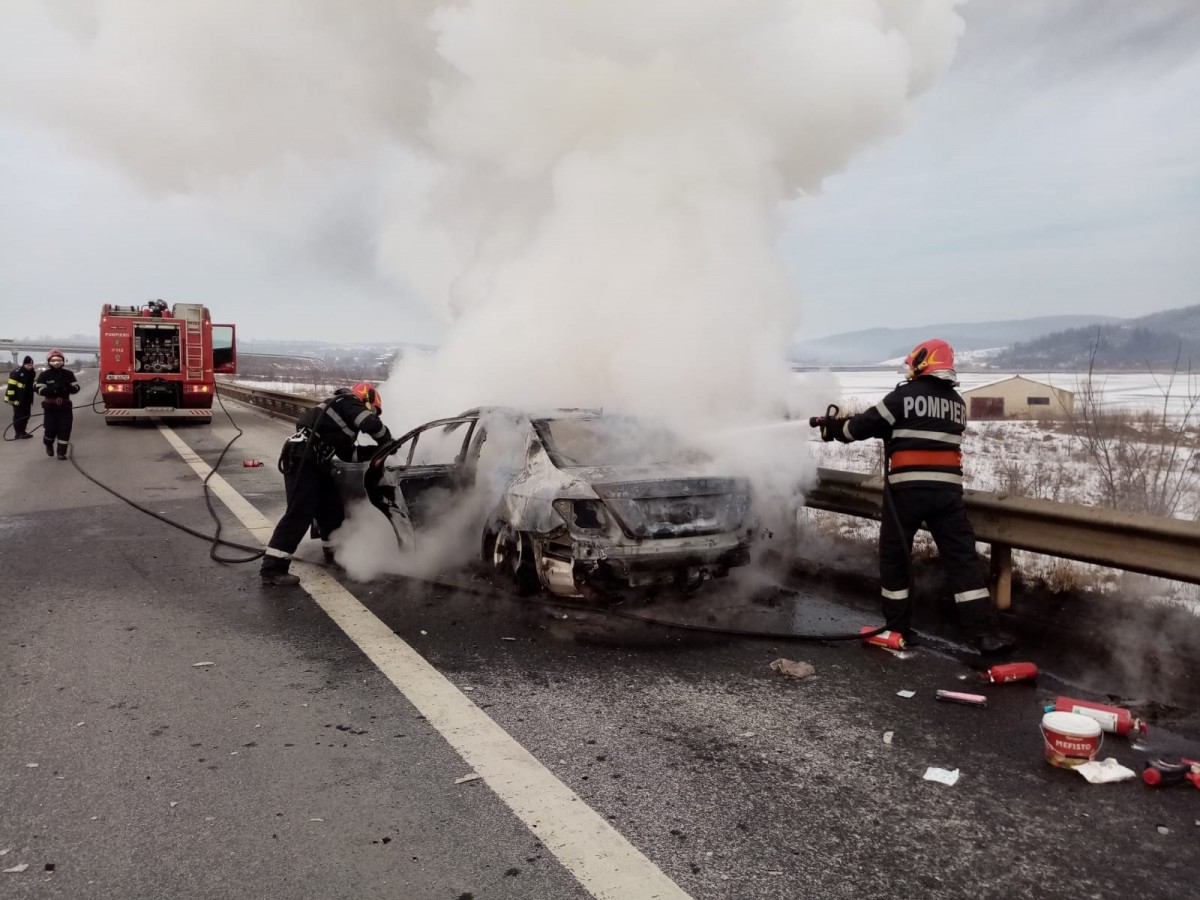 O mașină a ars în întregime pe A1