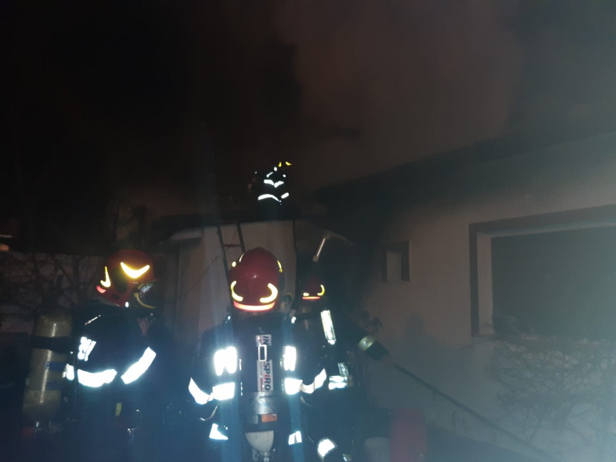 Un bărbat a suferit arsuri de gradul I, în urma unui incendiu