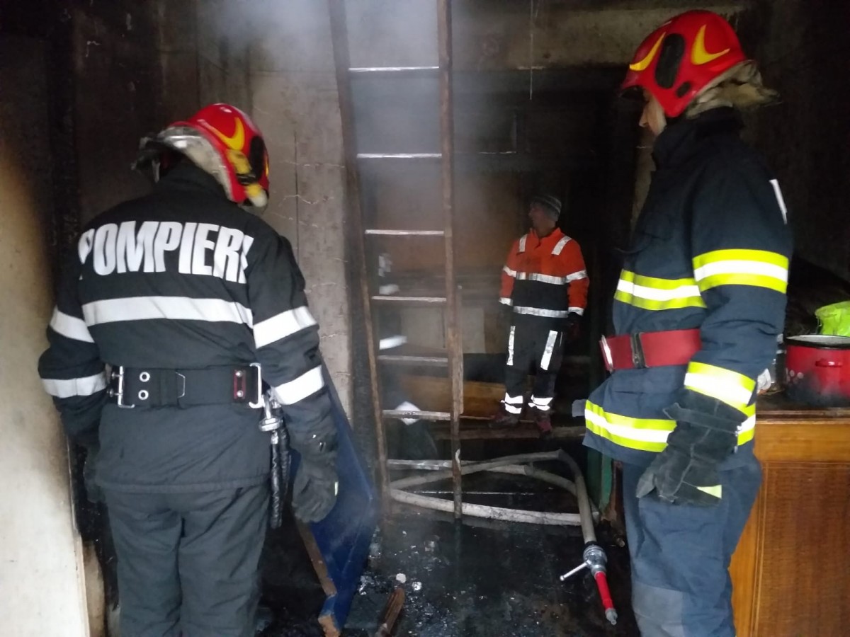 Incendiu într-un apartament din Cisnădie din cauza unei lumânări lăsată aprinsă