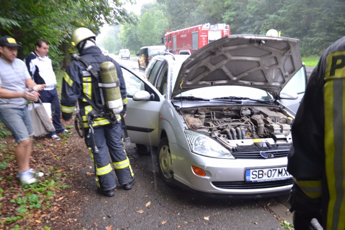 O mașină a luat foc aproape de Muzeul Satului