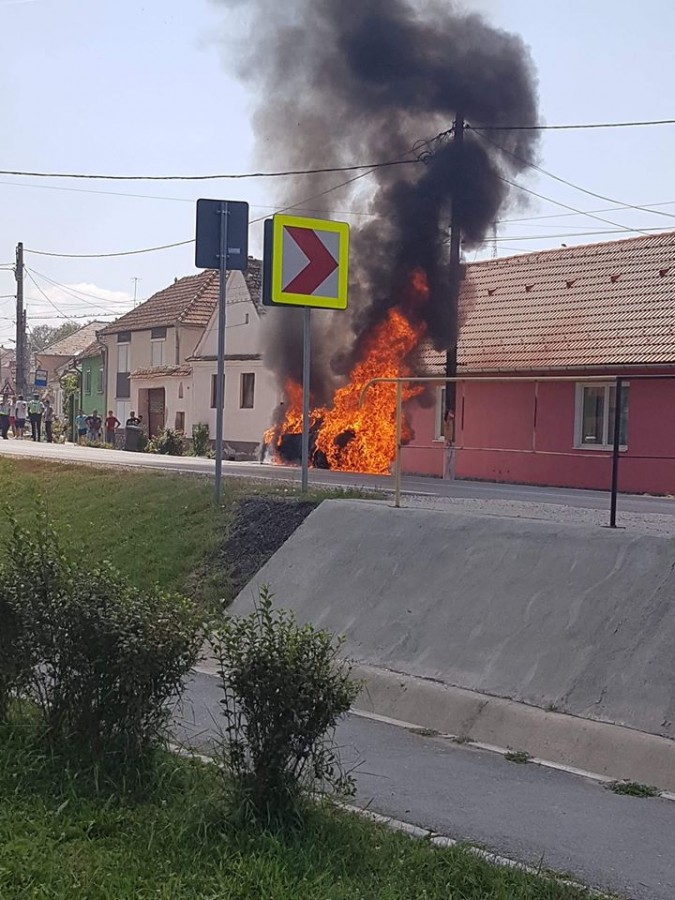 Mașină distrusă de flăcări, în Șeica Mare