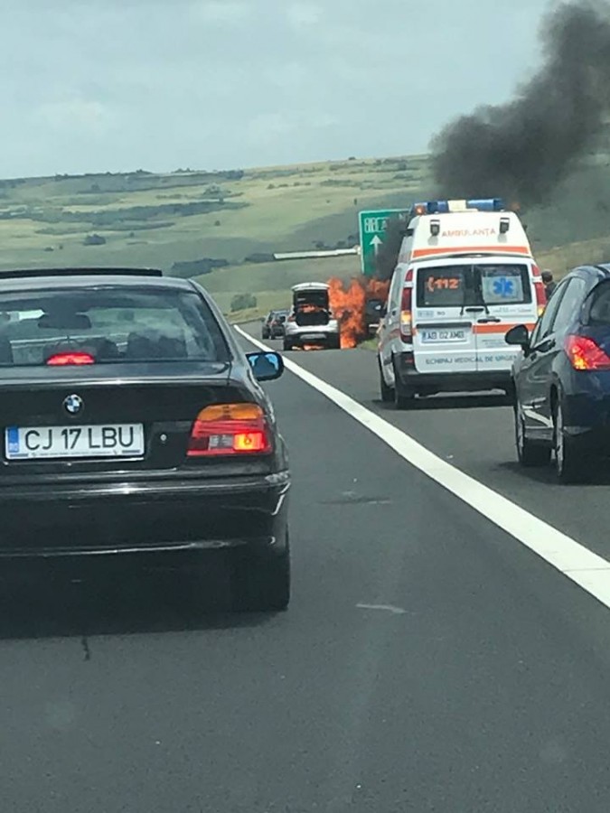 O mașină a luat foc pe autostradă