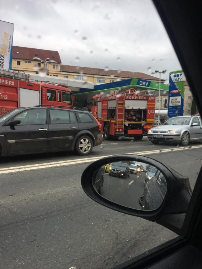 O mașină a luat foc în benzinăria de pe Milea