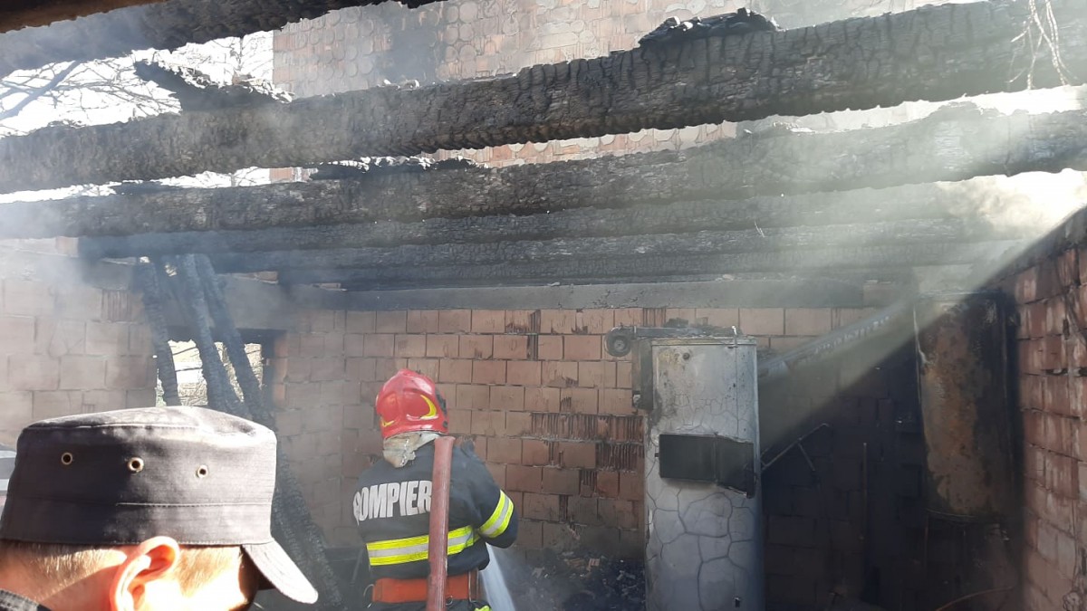 FOTO Acoperișul unei case din Rășinari a fost distrus de flăcări