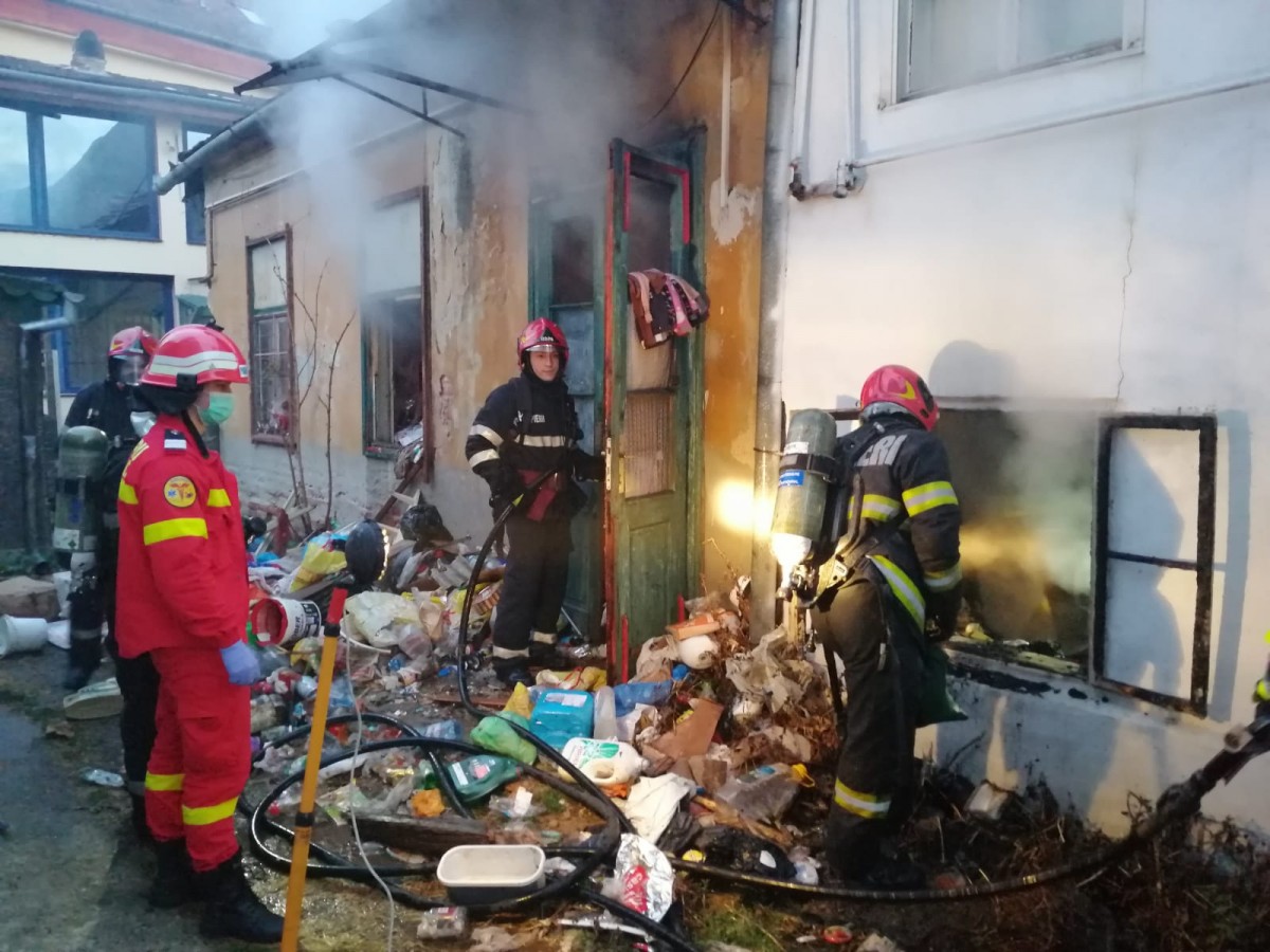 Incendiu la o casă din centrul Sibiului. O femeie are arsuri pe față