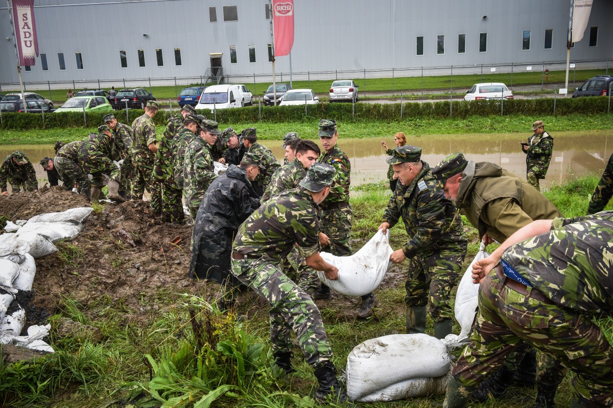 FOTO VIDEO 100 de militari și pompieri construiesc un dig pe Cibin, la intrarea în Sibiu