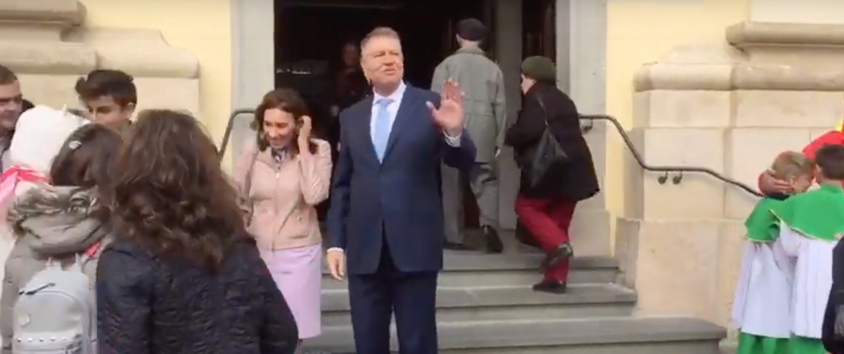 Președintele Iohannis, întâmpinat cu aplauze în Piața Mare VIDEO