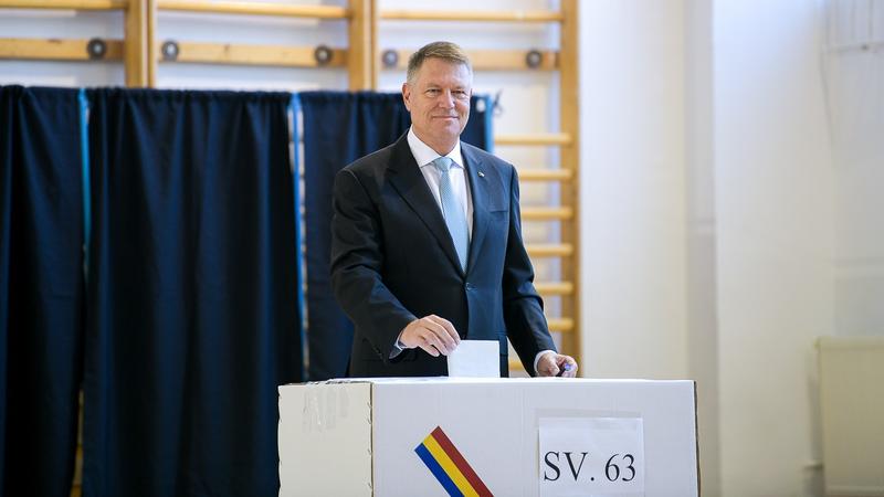 Klaus Iohannis, după ce a votat: Vă invit pe toți, dragi români, să veniți la vot