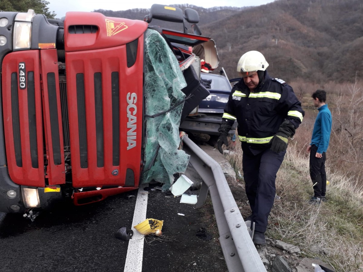 Accident mortal la Boița. Șoferul unui TIR a murit după ce a pierdut controlul volanului