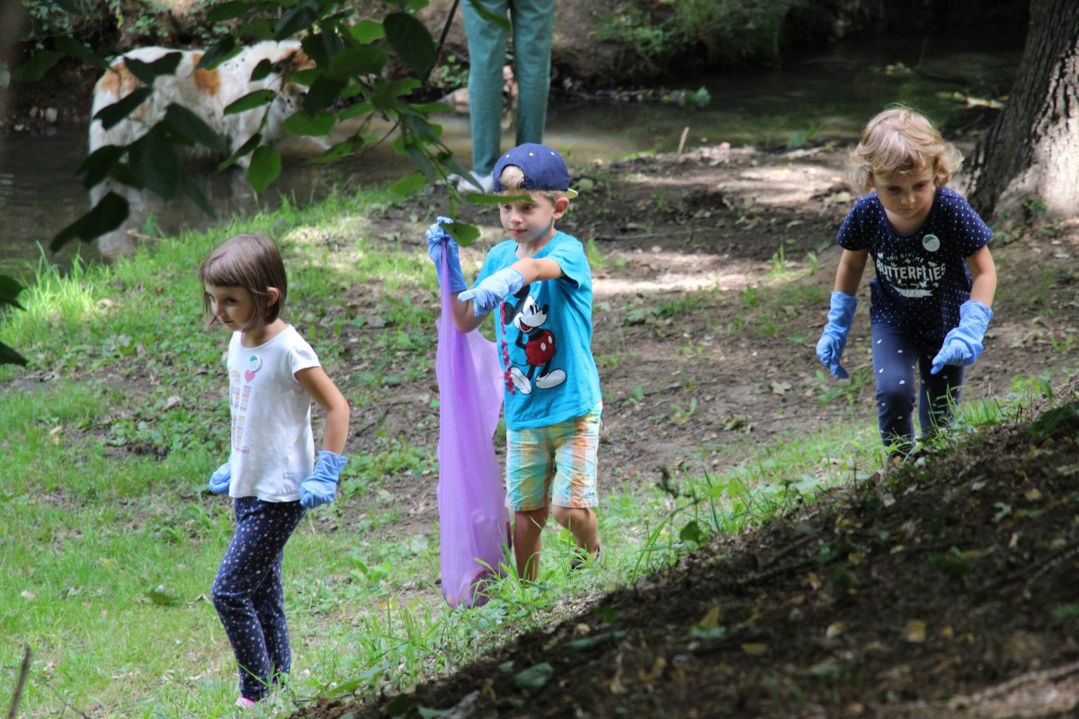 60 de copii și adulți au strâns gunoaiele din parcul Sub Arini. Au găsit mături, uși de sobă, scaune și scutece