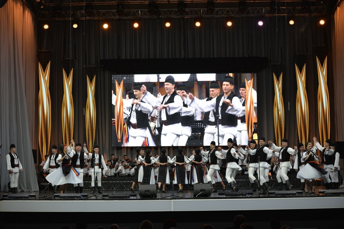 Junii Sibiului încheie Festivalul „Ioan Macrea” cu un spectacol care prezintă „firul vieții”