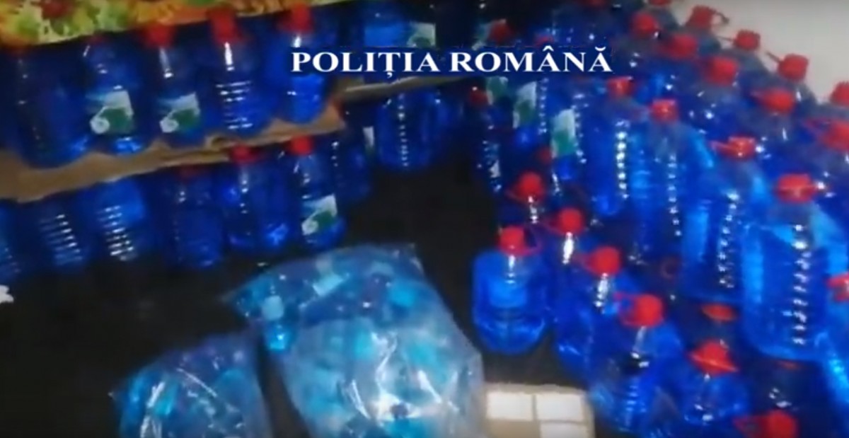 VIDEO: Sticle cu lichid pe parbriz, ce urmau să fie vândute ca spirt, descoperite de polițiștii din Prahova