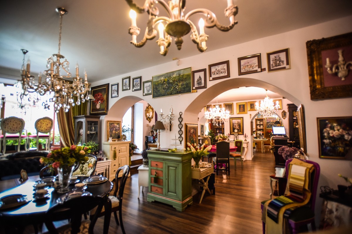 Micile afaceri din Sibiu. Maison Coco, interior clasic cu tușă de 2016
