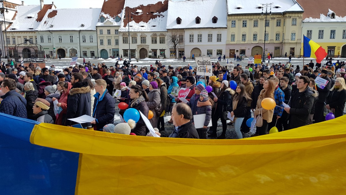 Marșul pentru viață de la Sibiu: între susținerea familiei și interzicerea cuplurilor de același sex | Video și foto
