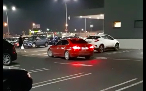 VIDEO-Cum să faci drifturi prin parcare, printre oameni, și să nu pățești nimic