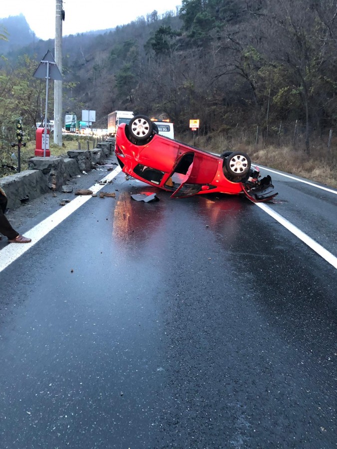 Mașină răsturnată pe Valea Oltului, din cauza vitezei