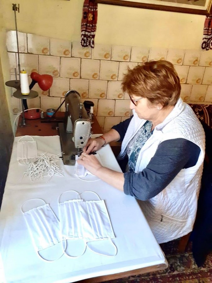 Purtarea măștii devine obligatorie și în Sadu, din 15 aprilie. Croitoresele comunei vor confecționa una pentru fiecare casă