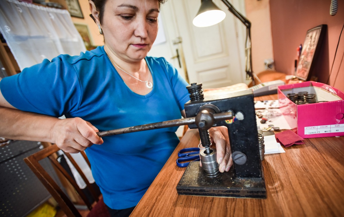 Micile afaceri din Sibiu. Nasturi cu personalitate încă de acum 50 de ani