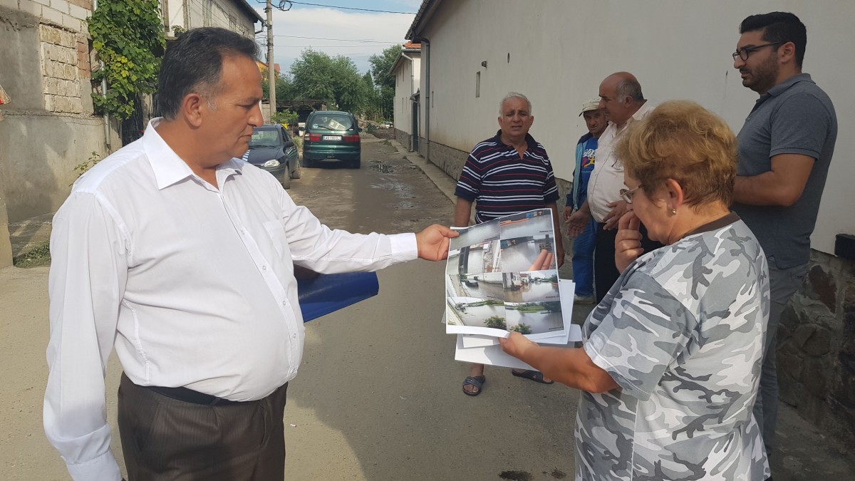 VIDEO ”Luni, când vin muncitorii, blocăm strada”. Revolta sibienilor inundați cu mizerie la fiecare ploaie