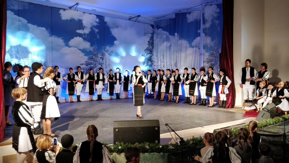 Spectacol dedicat datinilor și obiceiurilor de Crăciun în Gura Râului: „La toată casa-i lumină”