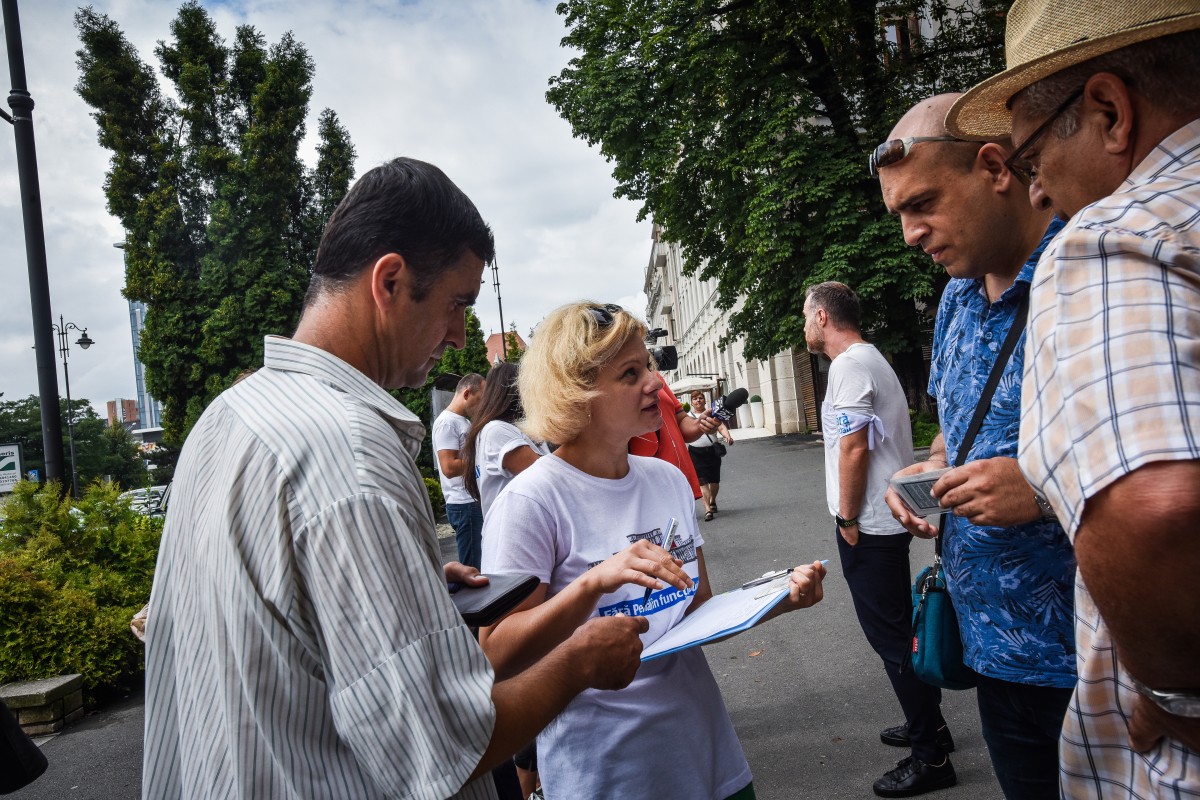 Artiștii Sibiului au ieșit în stradă: “să nu iei atitudine e sinonim cu a fi în cârdășie cu «ceilalți»“