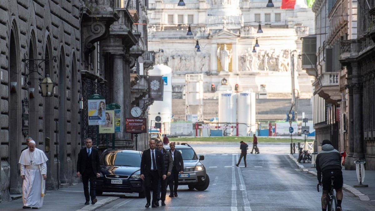 Papa, pe jos pe străzile pustii ale Romei, pentru a se ruga pentru sfârșitul pandemiei