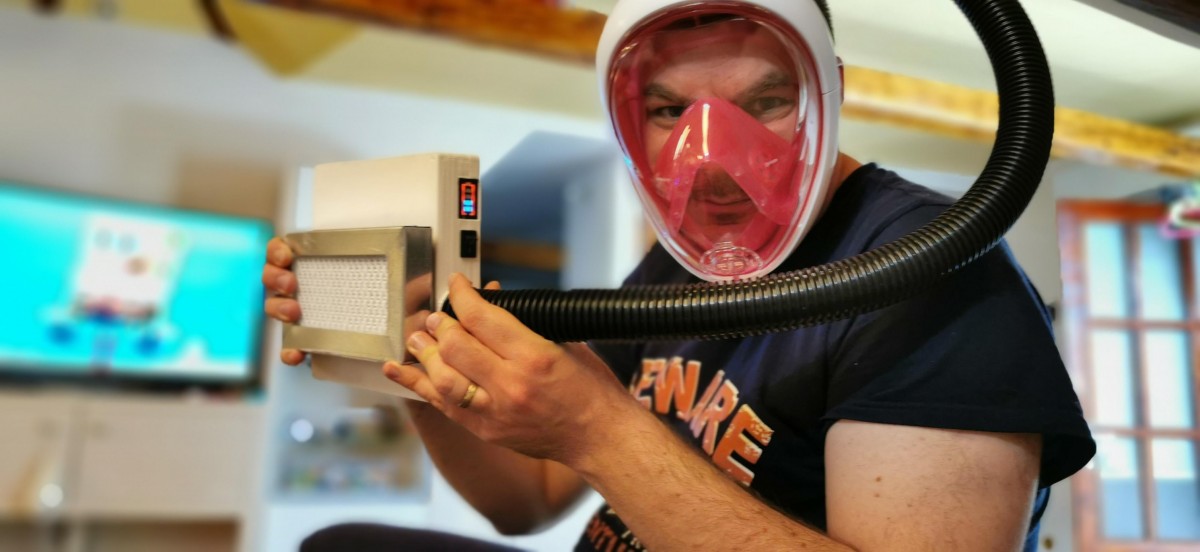 Un sibian și doi bucureșteni proiectează un costum cu aparat de filtrare a aerului, pentru medicii români