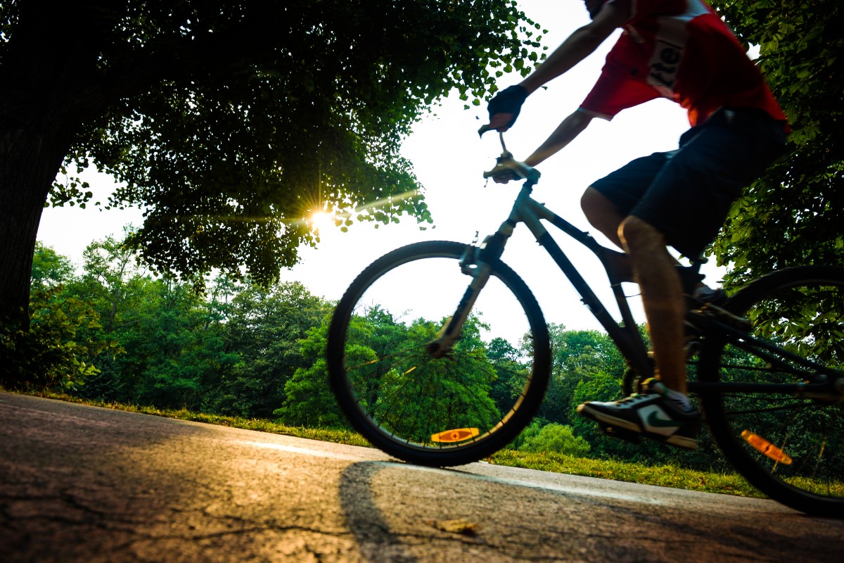 Femeie acroșată pe trotuar de un biciclist, la Șelimbăr