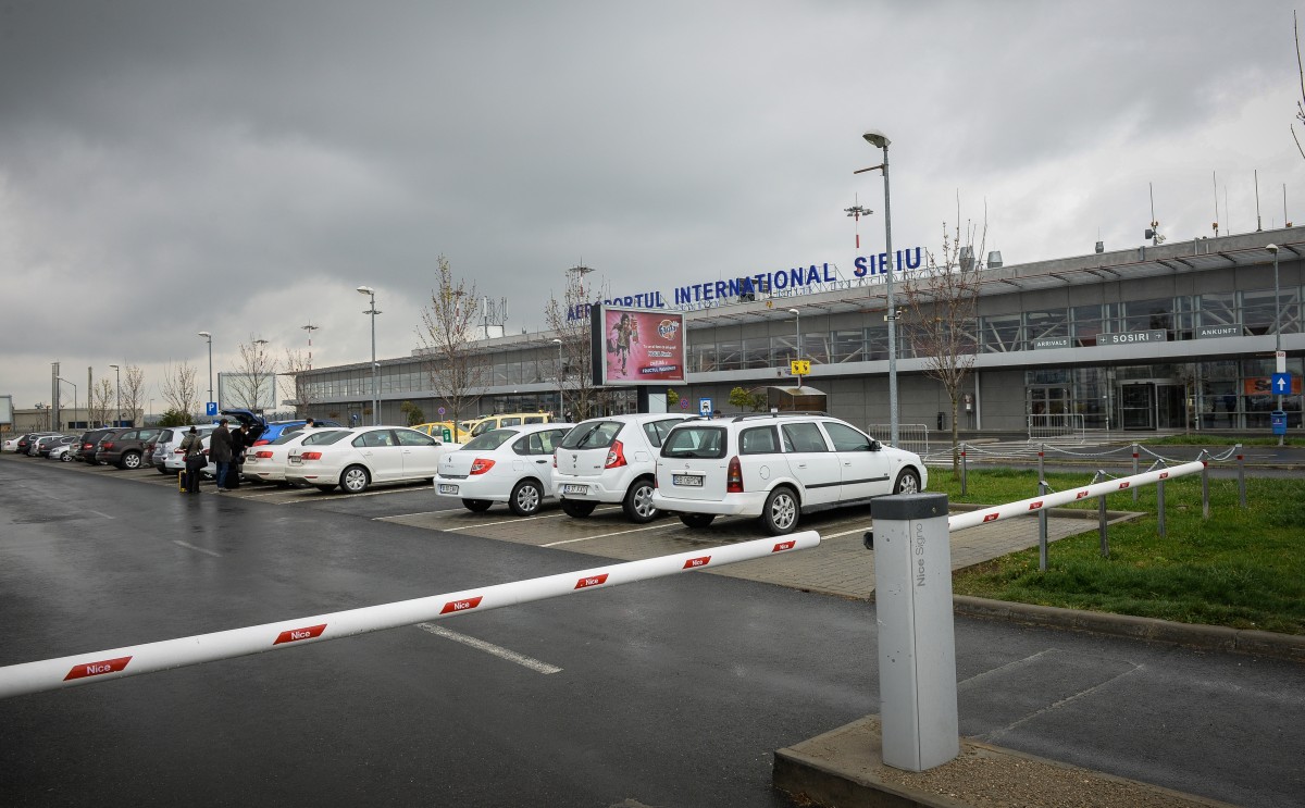 VIDEO Experiența Aeroportului sibian se apropie de cea ”a miticilor”. Taximetriștii refuză cursele de Sibiu