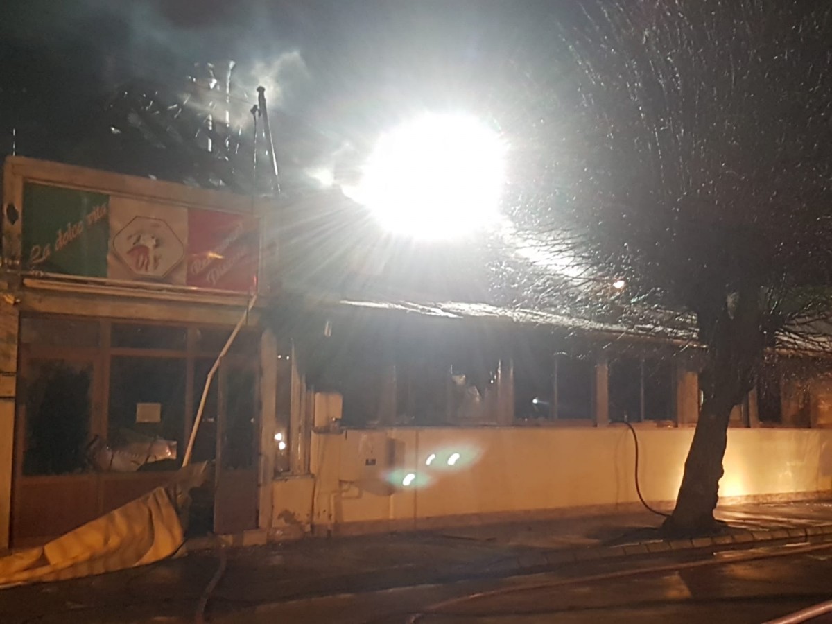 UPDATE/VIDEO: Incendiul de la Pizzeria La Dolce Vita a fost provocat de un scurtcircuit. A fost afectată întreaga locație