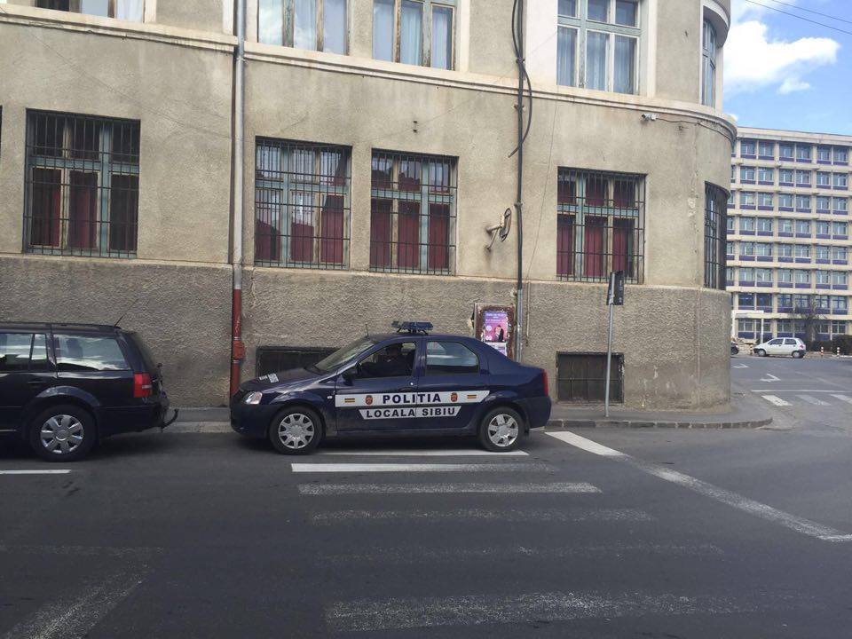 Mașină a Poliției Locale, lăsată pe trecerea de pietoni