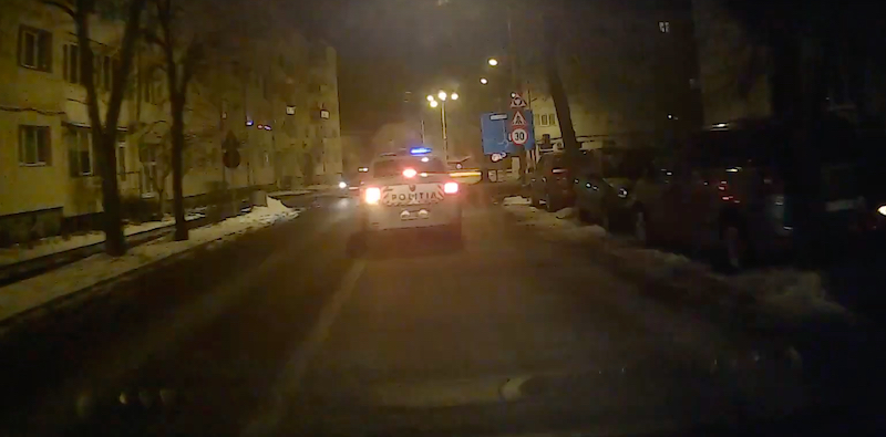 VIDEO-Ce pățește un taximetrist care întoarce pe linie continuă în fața Poliției?