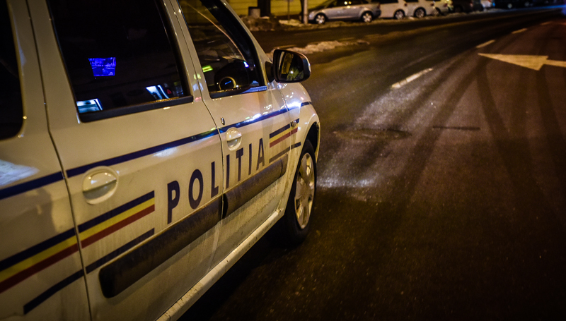 Un tânăr a refuzat să oprească mașina la semnalele polițiștilor. Avea permisul suspendat