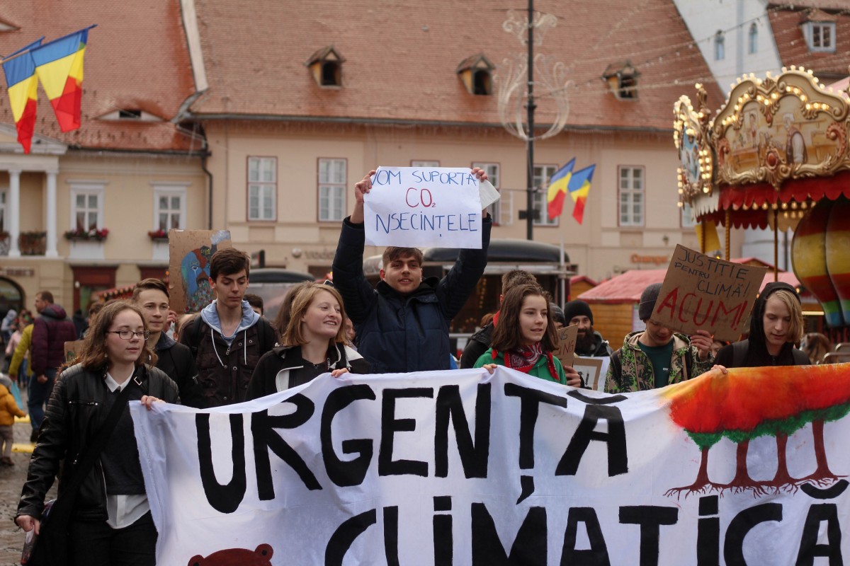 Poliția locală a amendat un protest al elevilor pentru un mediu mai curat. Căci ”au dat o tură” de Piața Mare