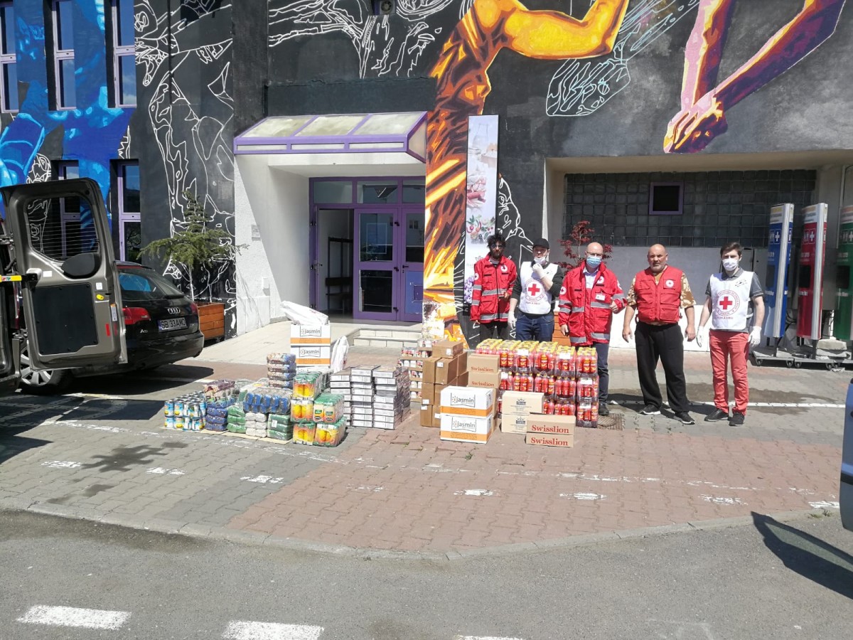 Crucea Roșie Sibiu le-a dus egiptenilor abandonați 650 kg alimente, mănuși și măști