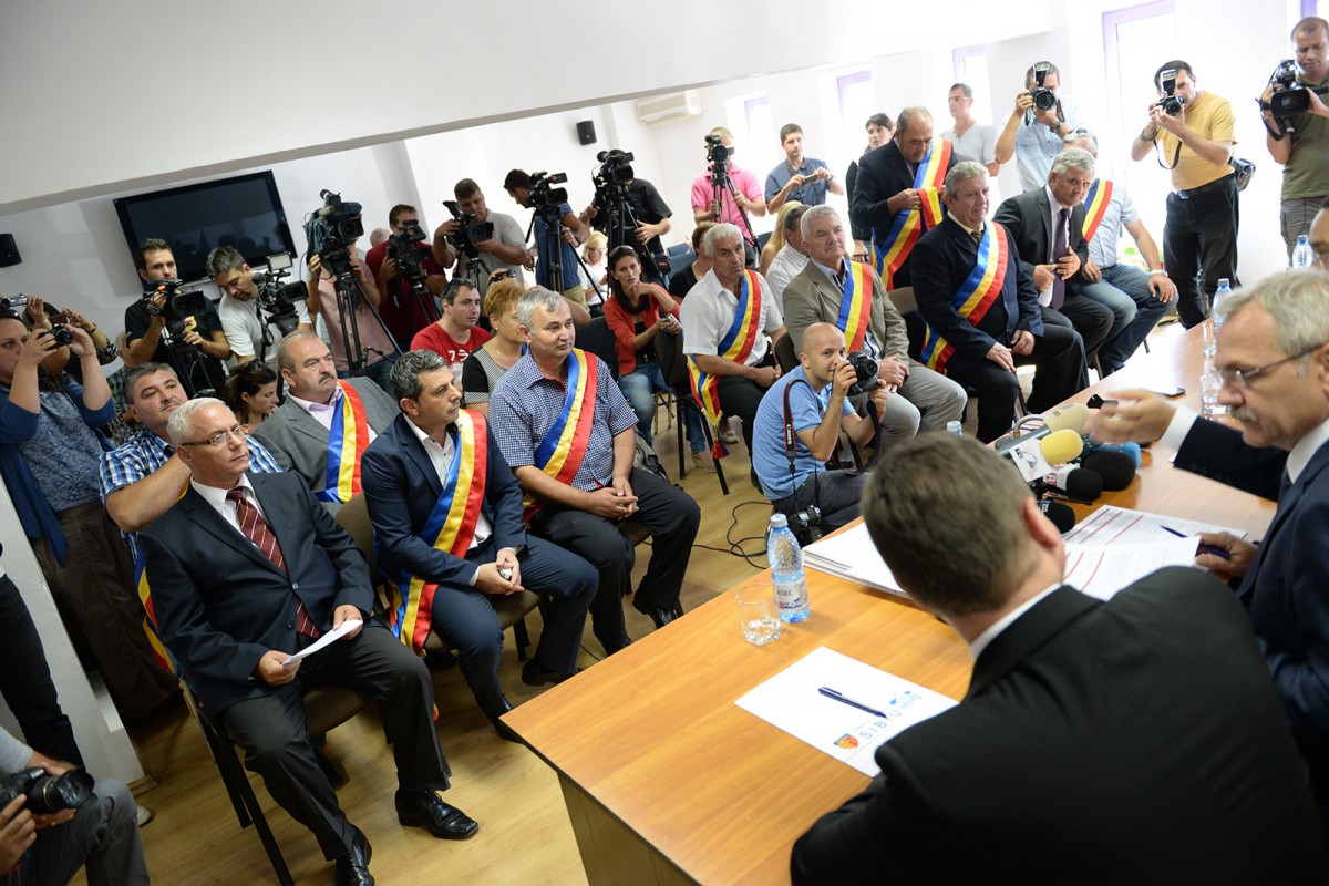 Tu știi ce fac impozitele tale? Merg pe salariile din primărie și pe înconjurul pământului