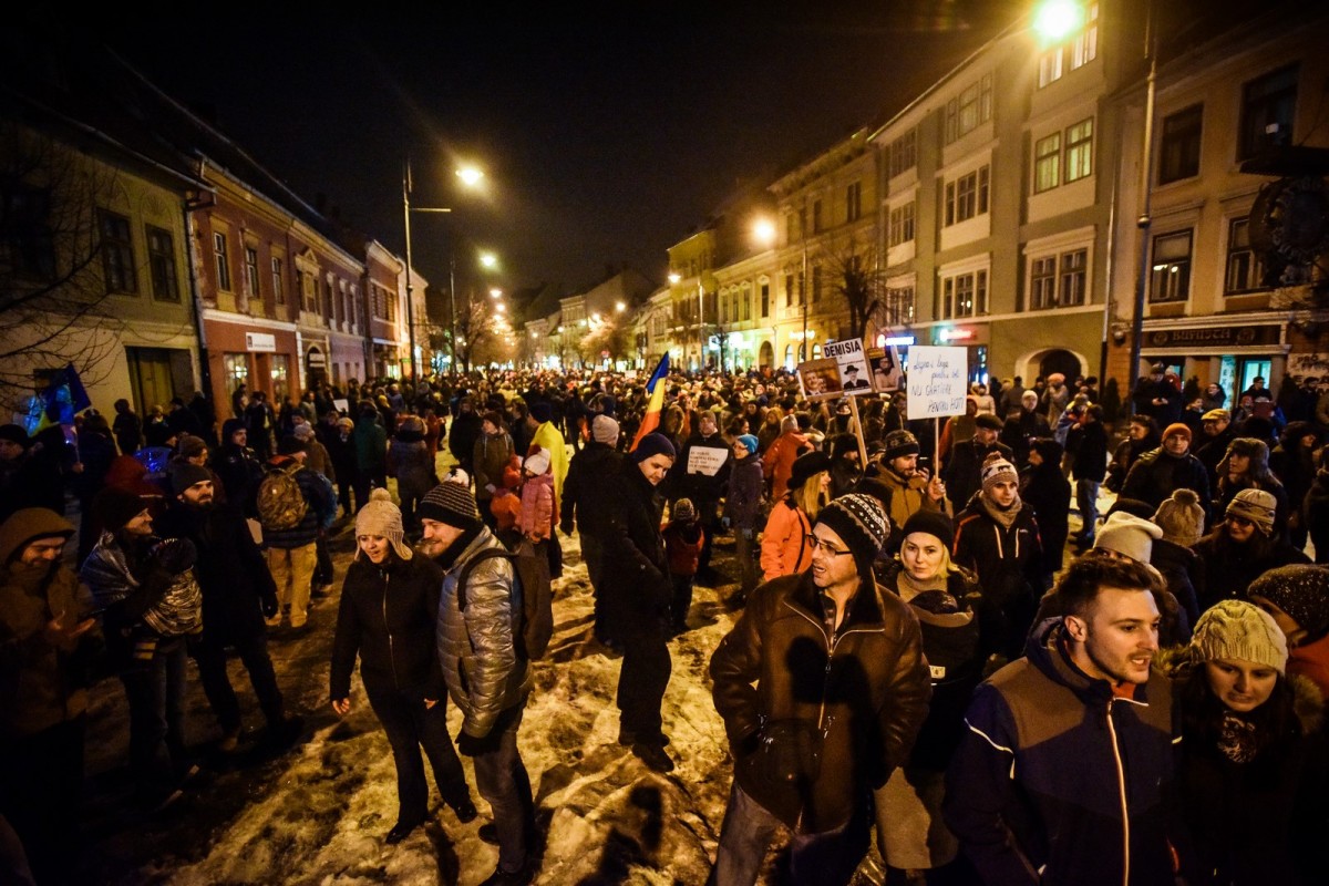 3.000 de sibieni au protestat în centrul Sibiului. Iohannis a participat la mitingul din Capitală | Foto și video