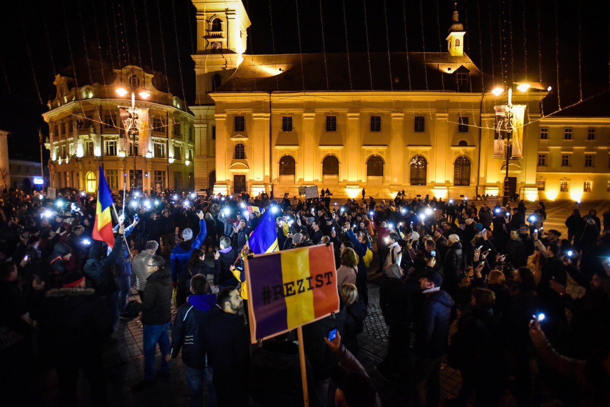 FOTO VIDEO 2.000 de sibieni au protestat în centrul orașului și anunță continuarea. „Seară de seară o să fim afară!”